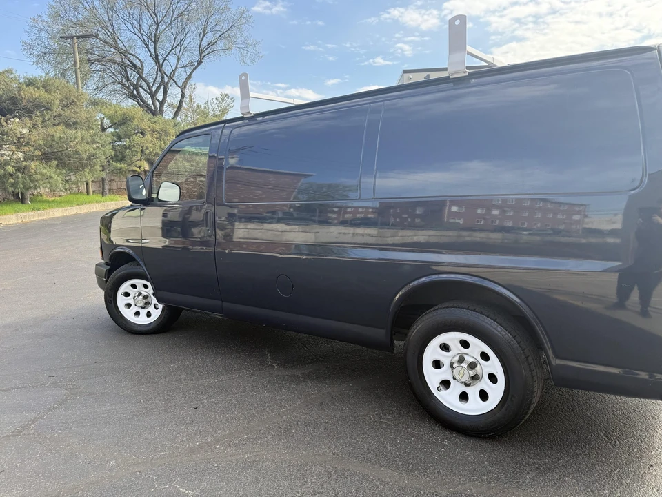 2011 Chevrolet Express - Image 23 of 31