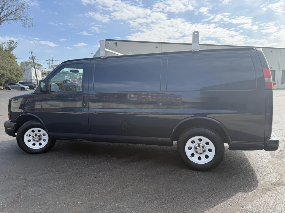 2011 Chevrolet Express - Image 19 of 31