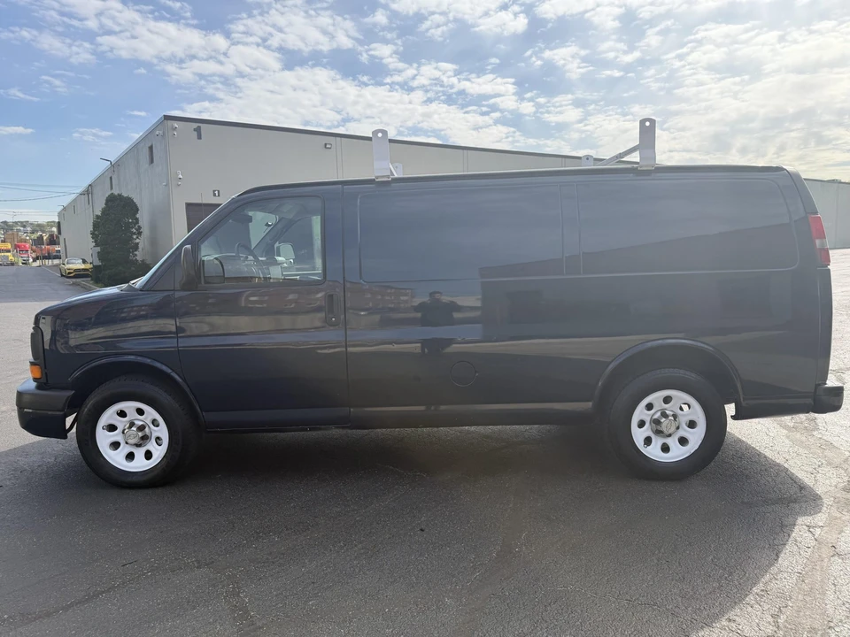 2011 Chevrolet Express - Image 20 of 31