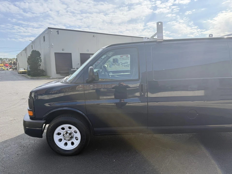 2011 Chevrolet Express - Image 22 of 31
