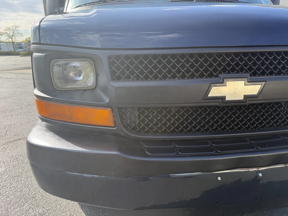 2011 Chevrolet Express - Image 27 of 31