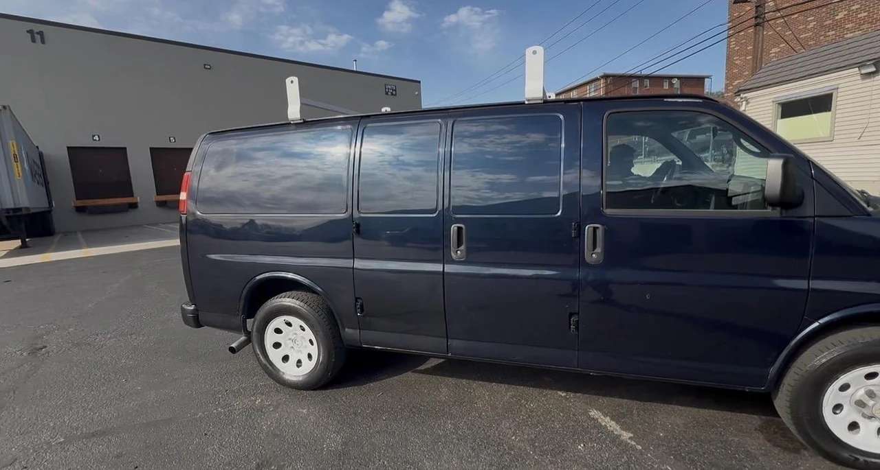 2011 Chevrolet Express - Image 24 of 31