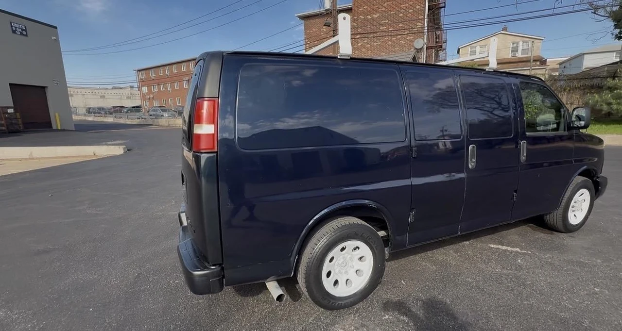 2011 Chevrolet Express - Image 26 of 31