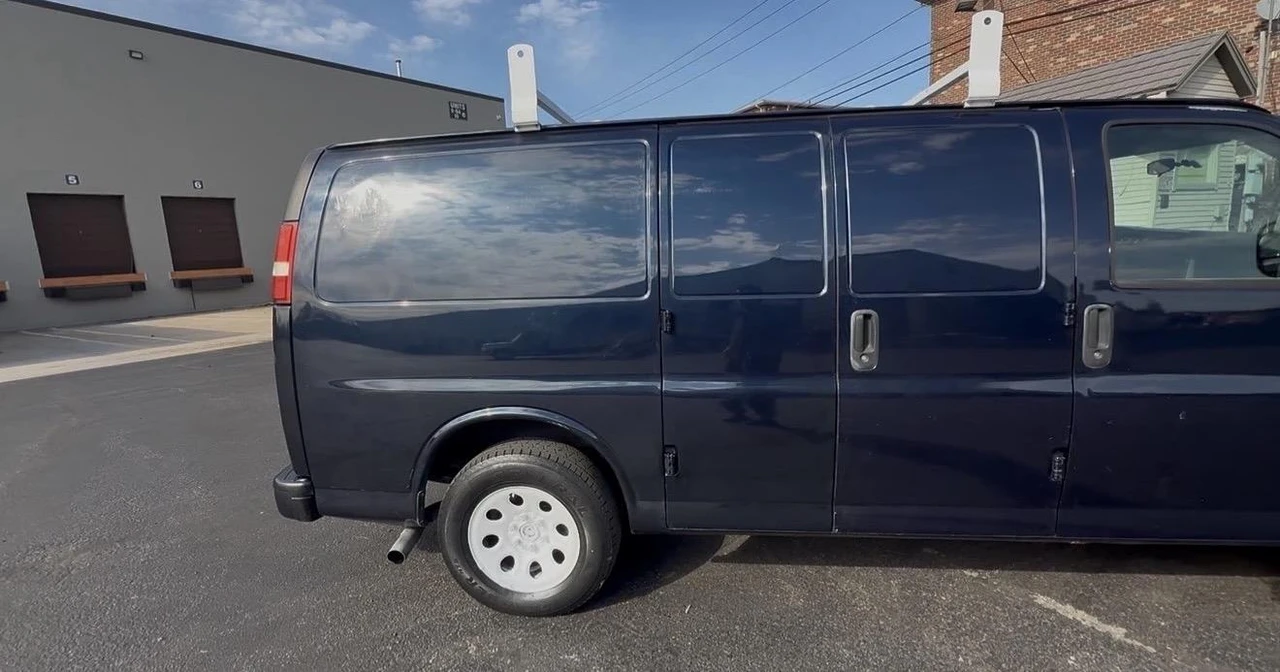 2011 Chevrolet Express - Image 25 of 31