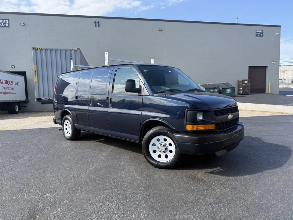 2011 Chevrolet Express - Image 4 of 31