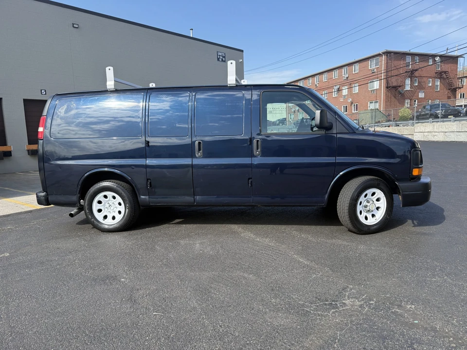 2011 Chevrolet Express - Image 8 of 31