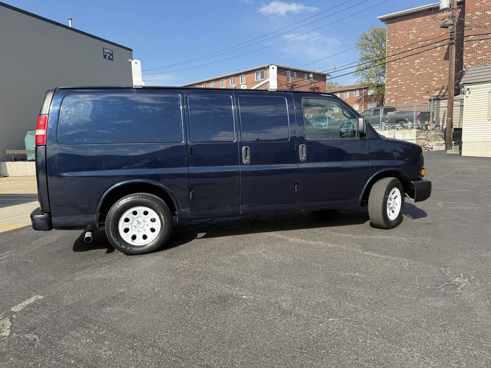 2011 Chevrolet Express - Image 10 of 31