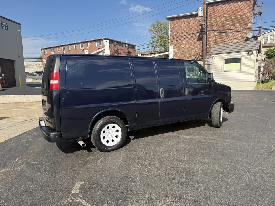2011 Chevrolet Express - Image 11 of 31