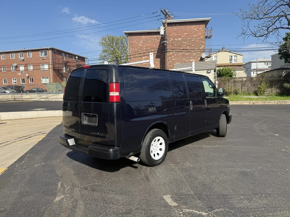 2011 Chevrolet Express - Image 12 of 31