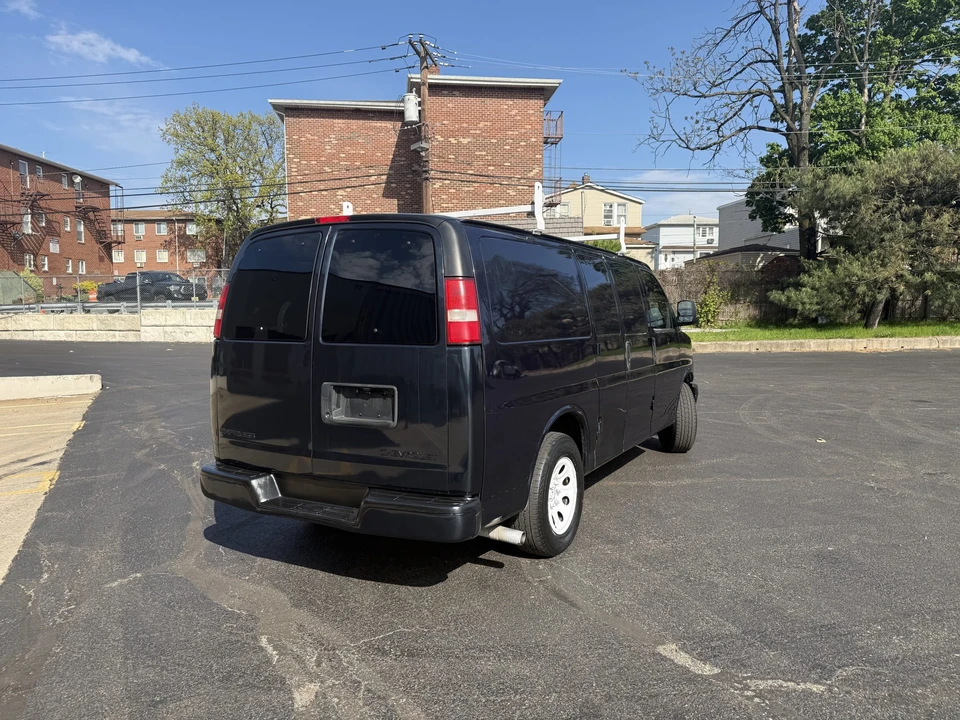 2011 Chevrolet Express - Image 13 of 31