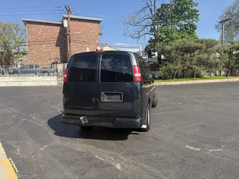 2011 Chevrolet Express - Image 14 of 31