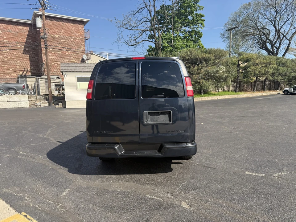 2011 Chevrolet Express - Image 15 of 31