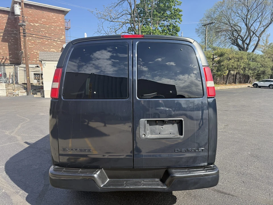 2011 Chevrolet Express - Image 16 of 31