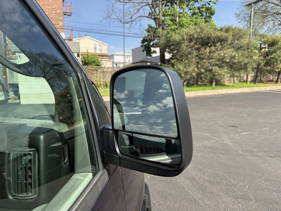 2011 Chevrolet Express - Image 29 of 31