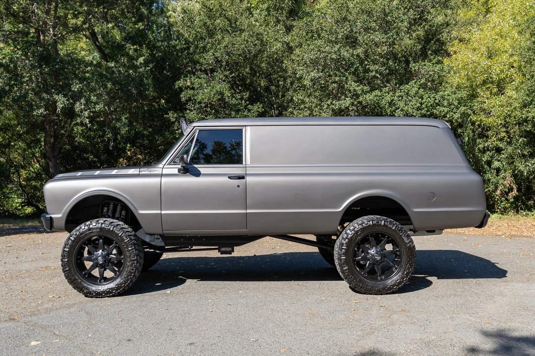 1969 Chevrolet Suburban 6th Gen - Image 8 of 31