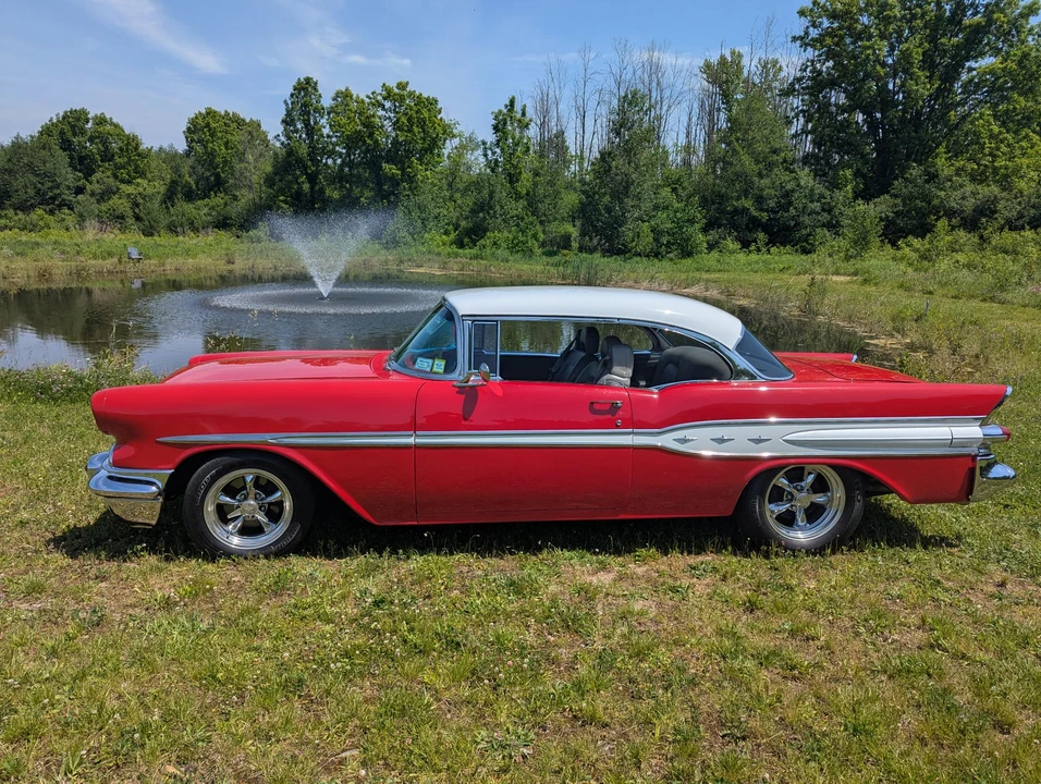 1957 Pontiac Chieftain - Image 4 of 31