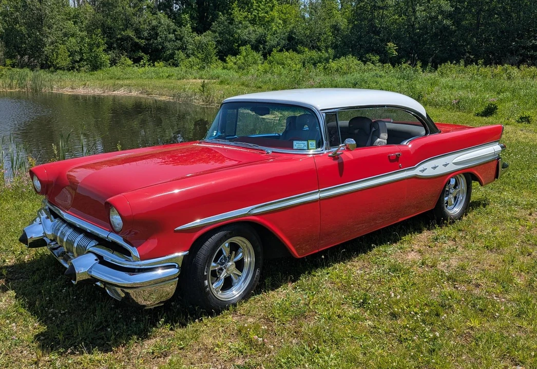 1957 Pontiac Chieftain - Image 2 of 31