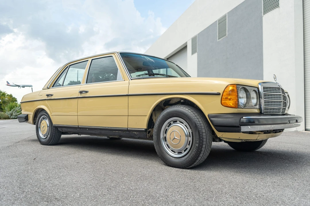 1978 Mercedes-Benz W123 Sedan - Image 14 of 31