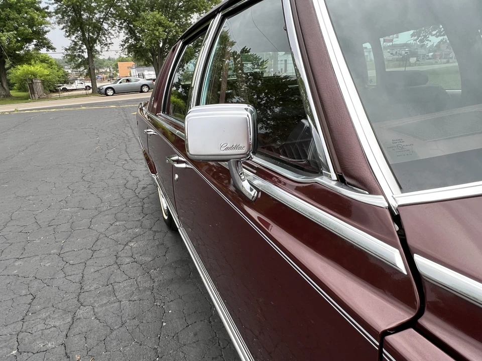 1990 Cadillac Brougham - Image 24 of 31
