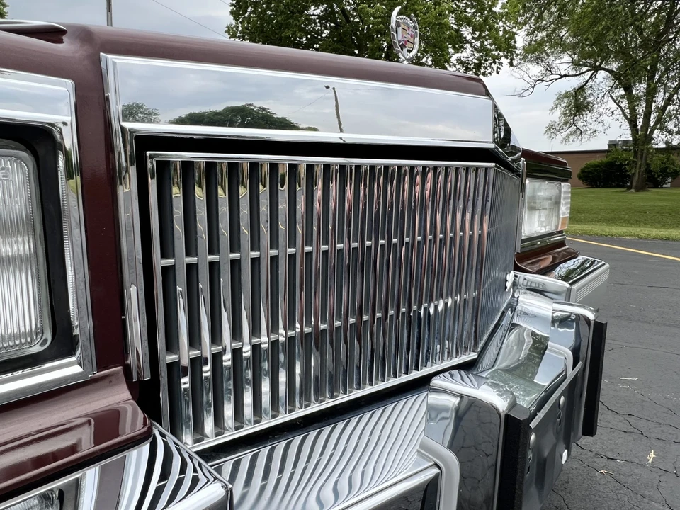 1990 Cadillac Brougham - Image 19 of 31