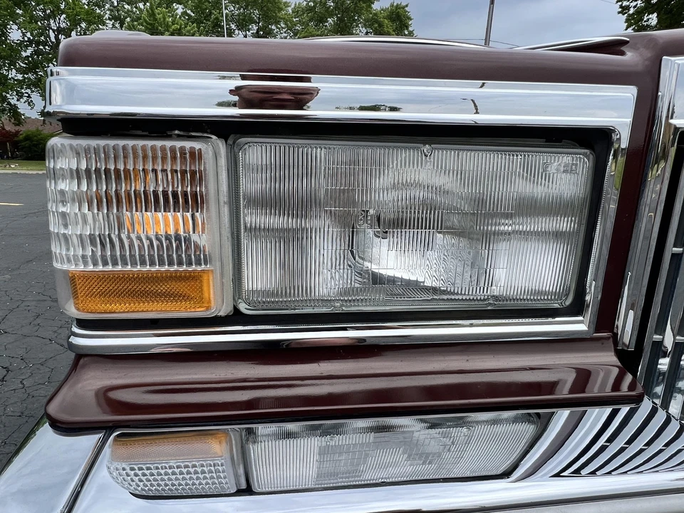 1990 Cadillac Brougham - Image 15 of 31