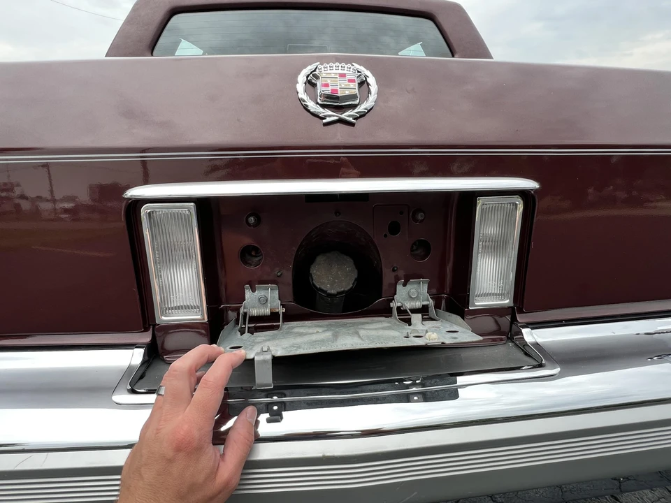 1990 Cadillac Brougham - Image 31 of 31