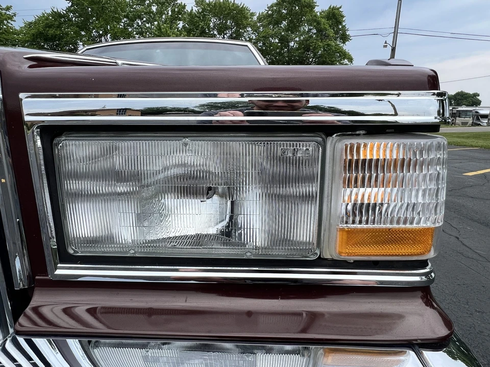 1990 Cadillac Brougham - Image 16 of 31
