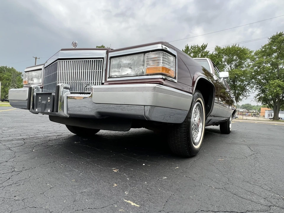1990 Cadillac Brougham - Image 18 of 31