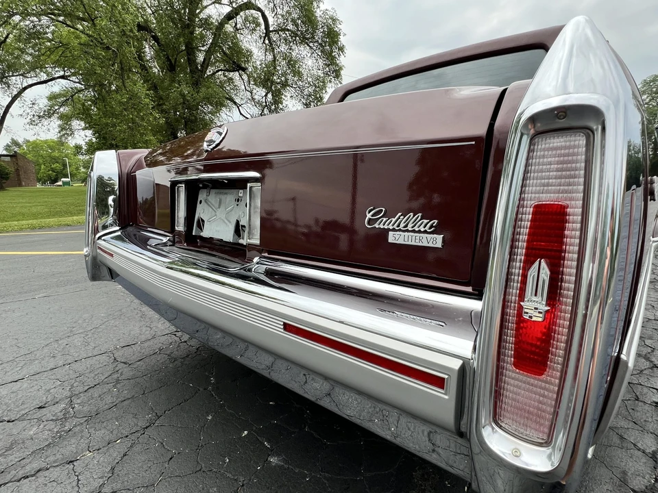 1990 Cadillac Brougham - Image 29 of 31