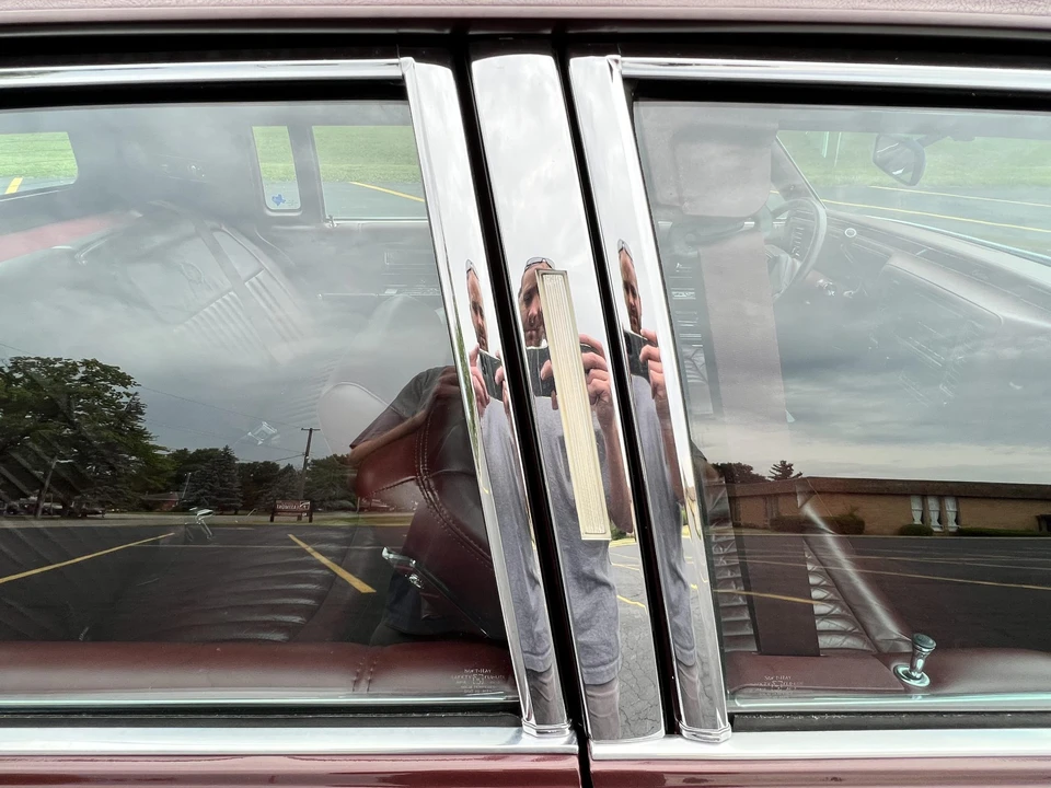 1990 Cadillac Brougham - Image 25 of 31