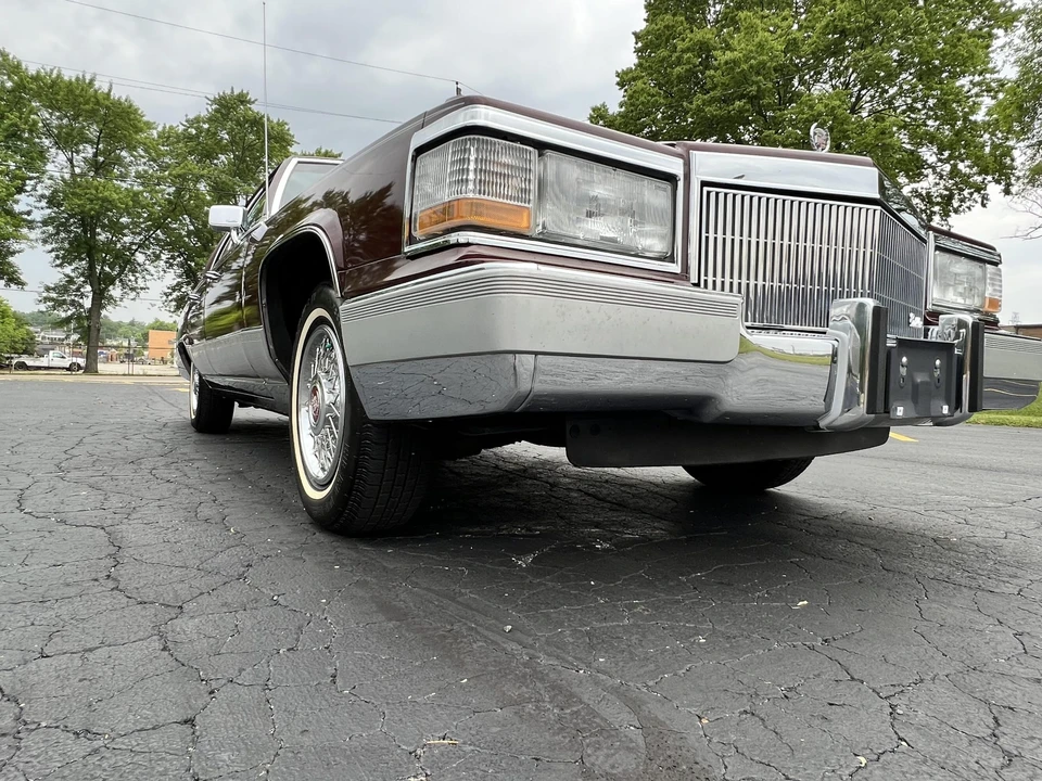 1990 Cadillac Brougham - Image 13 of 31