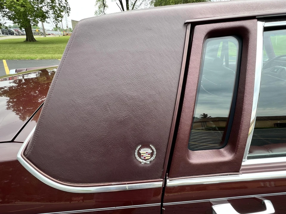 1990 Cadillac Brougham - Image 26 of 31