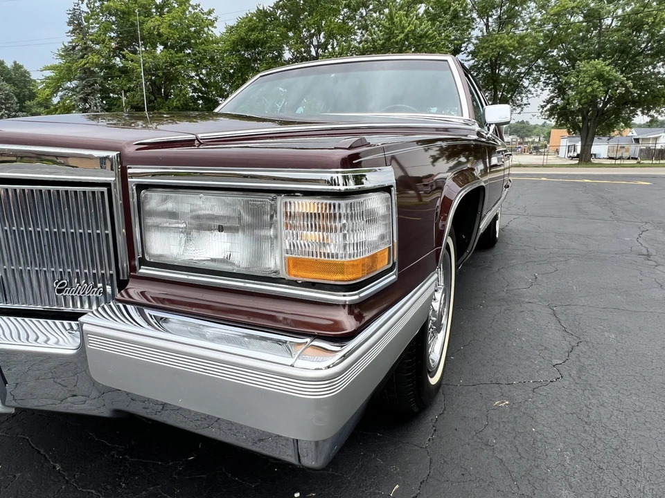 1990 Cadillac Brougham - Image 17 of 31