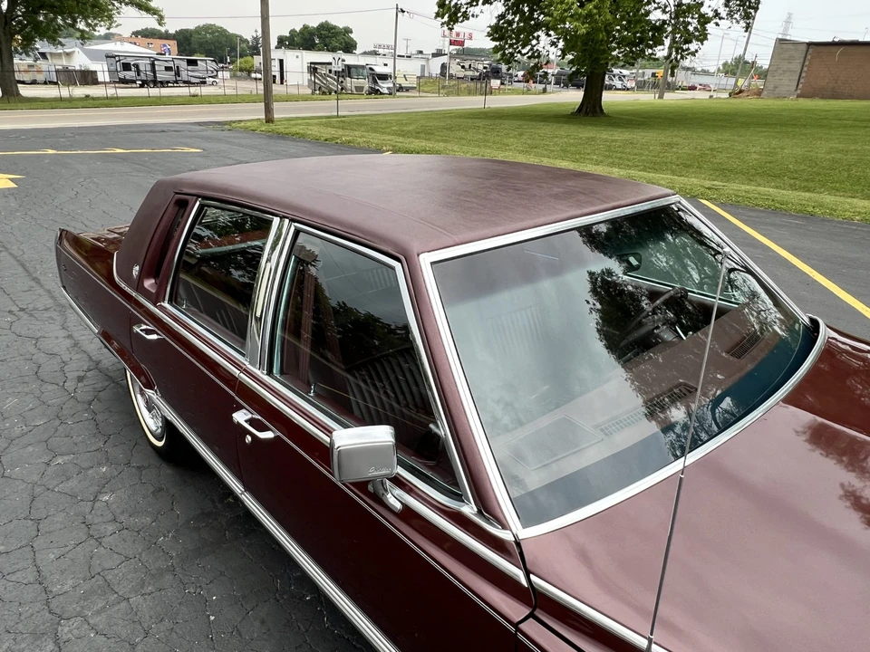 1990 Cadillac Brougham - Image 23 of 31