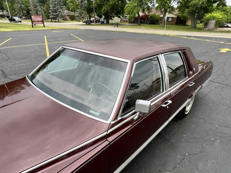 1990 Cadillac Brougham - Image 22 of 31