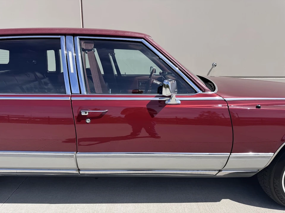 1991 Cadillac Brougham - Image 18 of 31