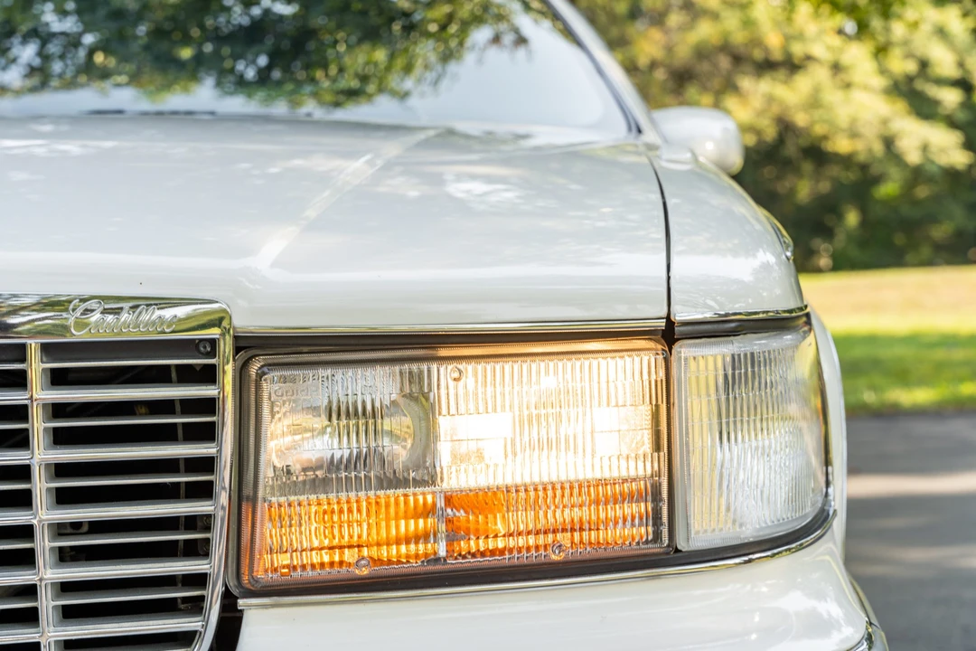 1993 Cadillac Fleetwood - Image 11 of 31