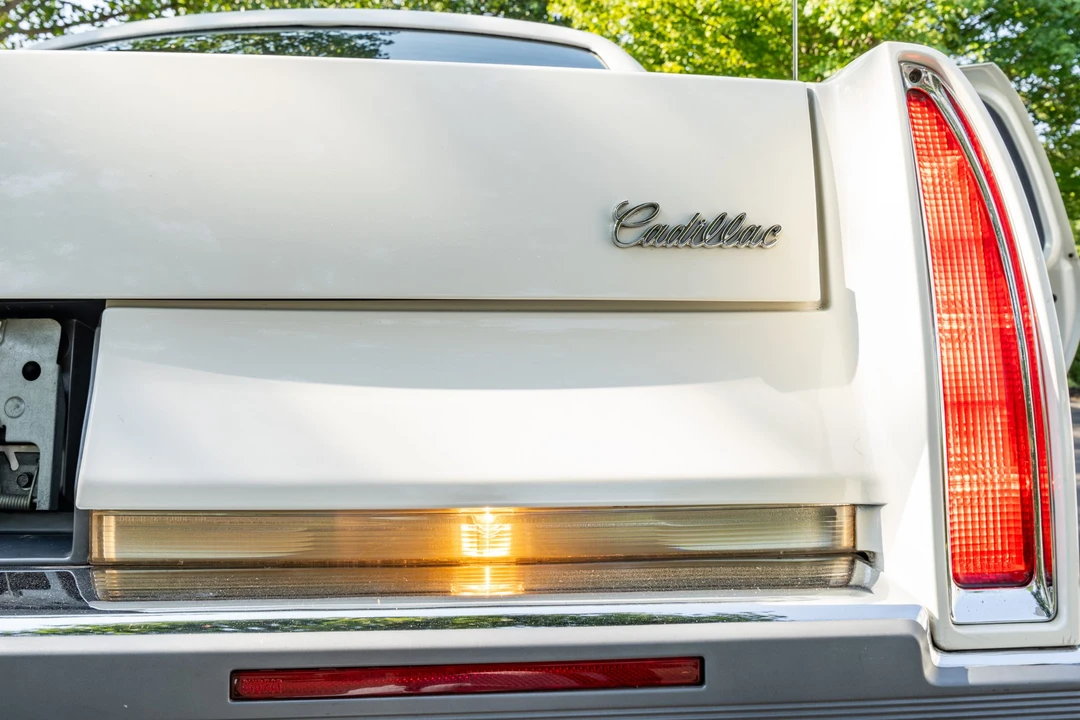 1993 Cadillac Fleetwood - Image 16 of 31