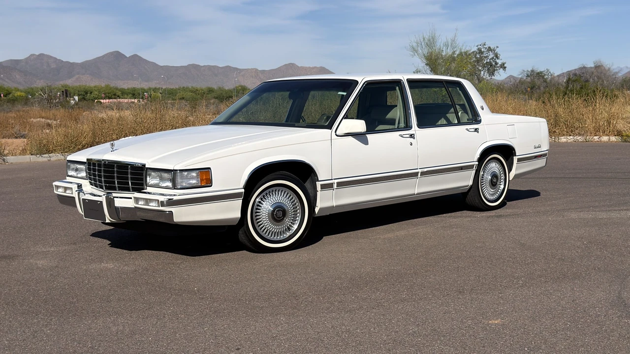 1993 Cadillac DeVille 6th Gen - Image 2 of 31