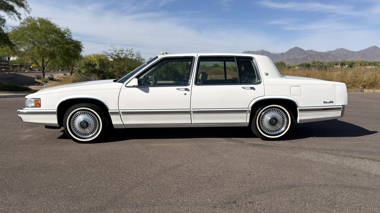 1993 Cadillac DeVille 6th Gen - Image 3 of 31