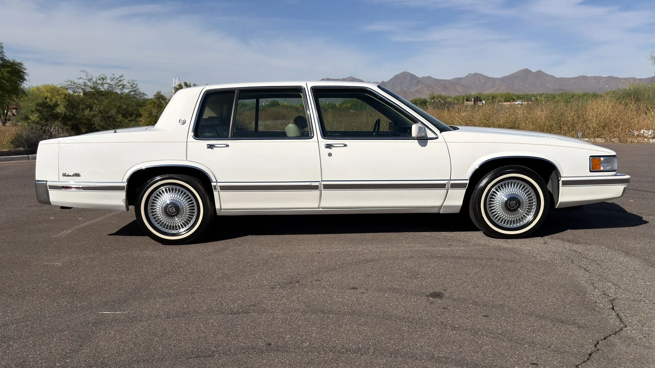 1993 Cadillac DeVille 6th Gen - Image 7 of 31