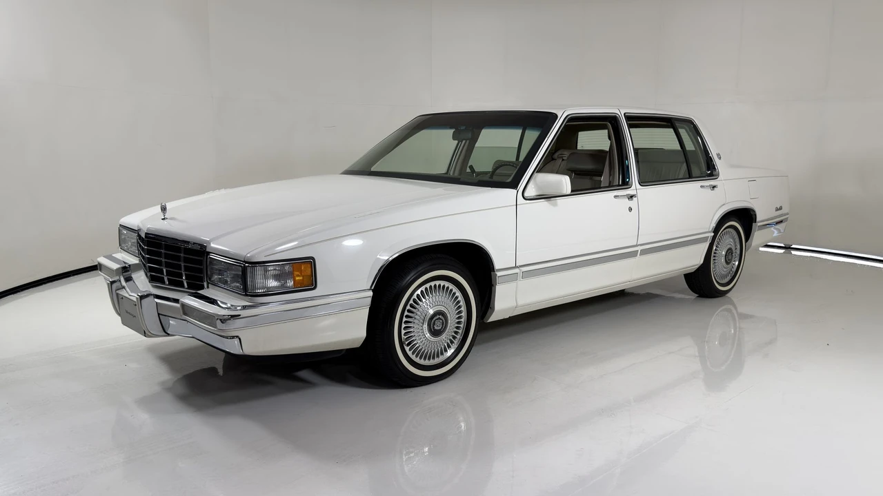 1993 Cadillac DeVille 6th Gen - Image 9 of 31