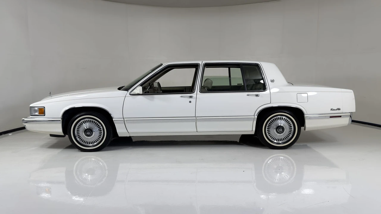 1993 Cadillac DeVille 6th Gen - Image 10 of 31