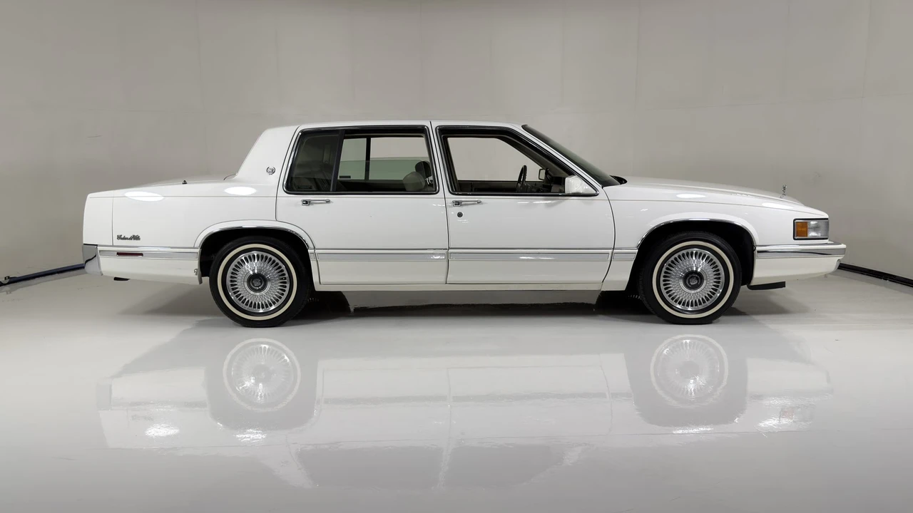 1993 Cadillac DeVille 6th Gen - Image 14 of 31