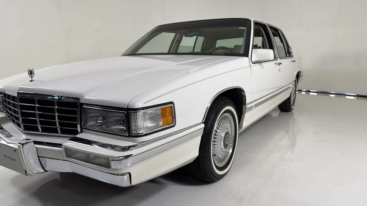1993 Cadillac DeVille 6th Gen - Image 17 of 31