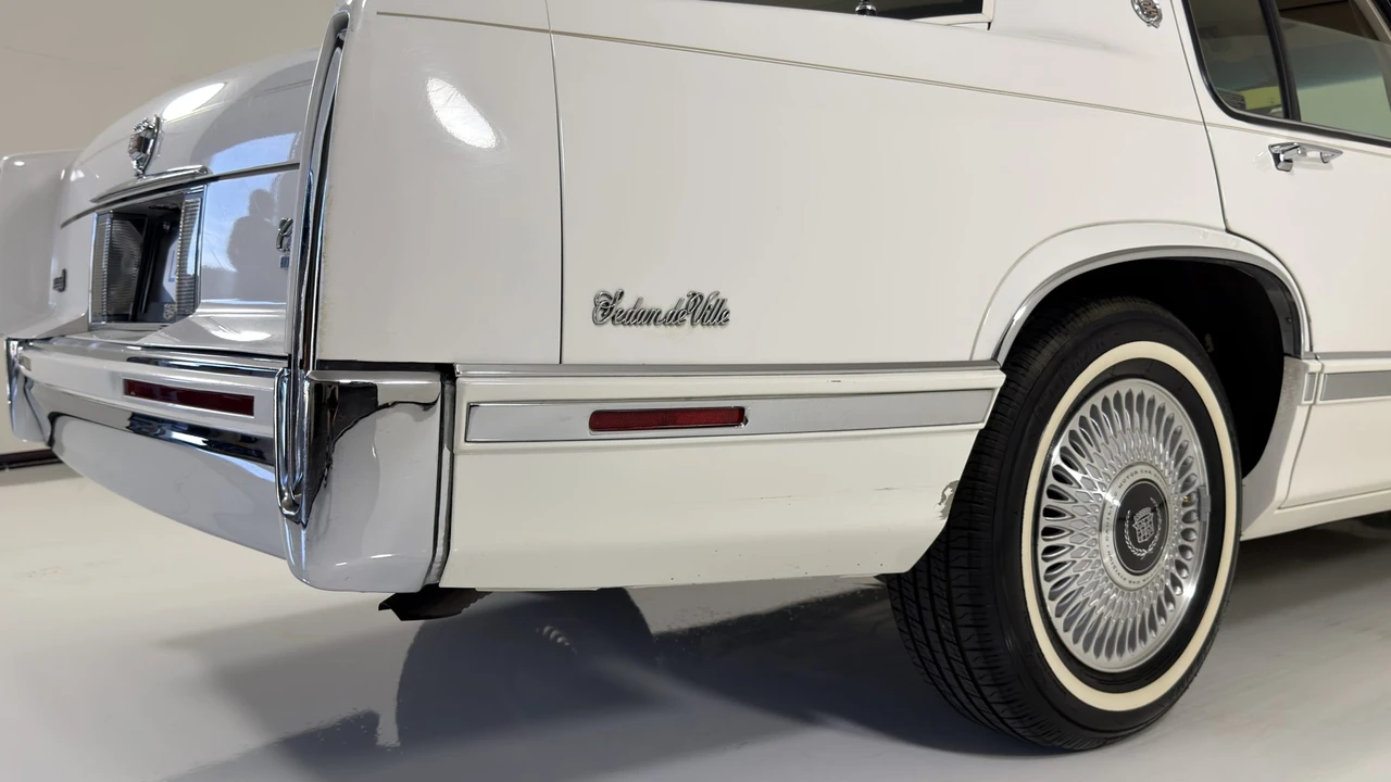 1993 Cadillac DeVille 6th Gen - Image 26 of 31