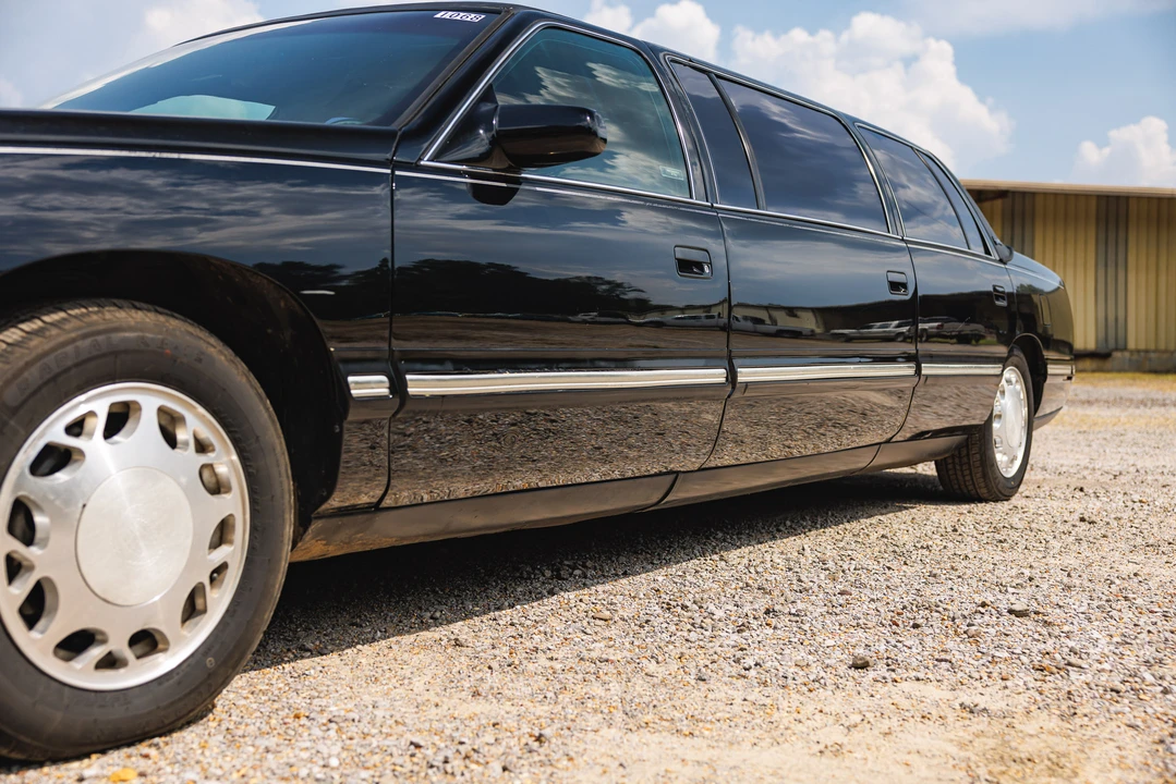 1998 Cadillac Fleetwood - Image 24 of 31