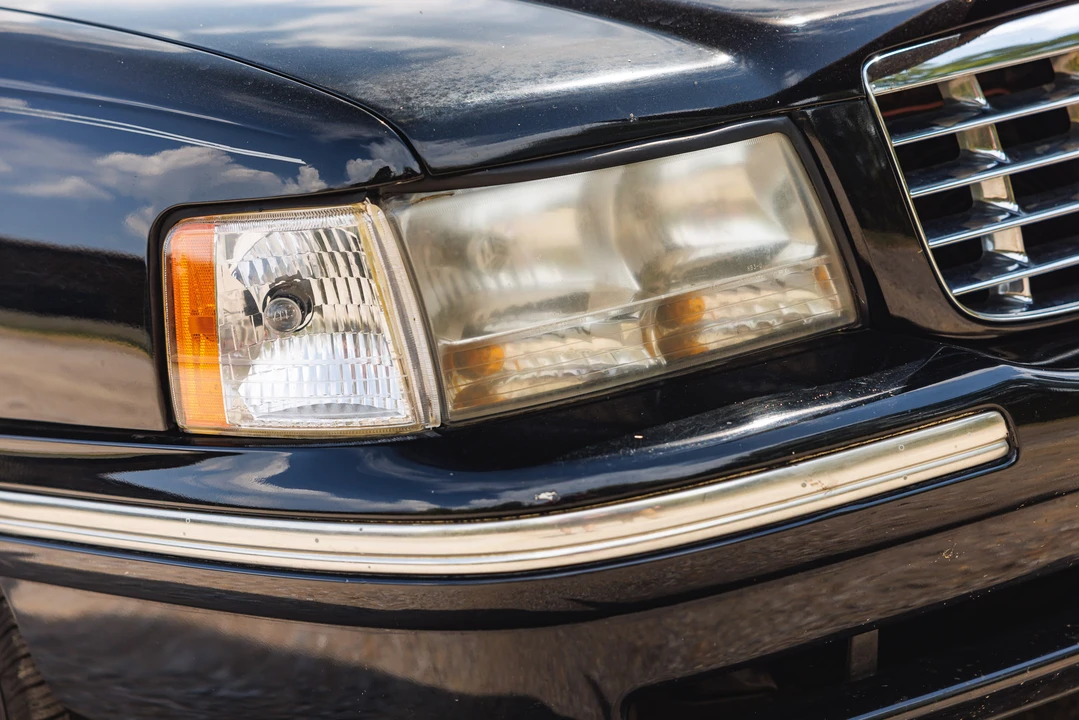 1998 Cadillac Fleetwood - Image 16 of 31