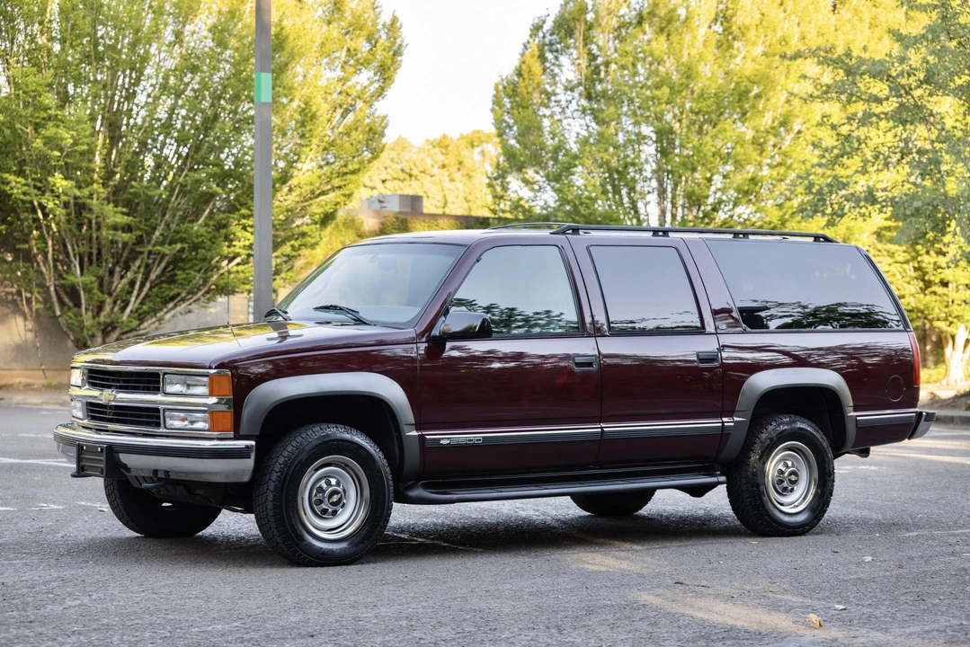 1999 Chevrolet Suburban 8th Gen - Image 2 of 31