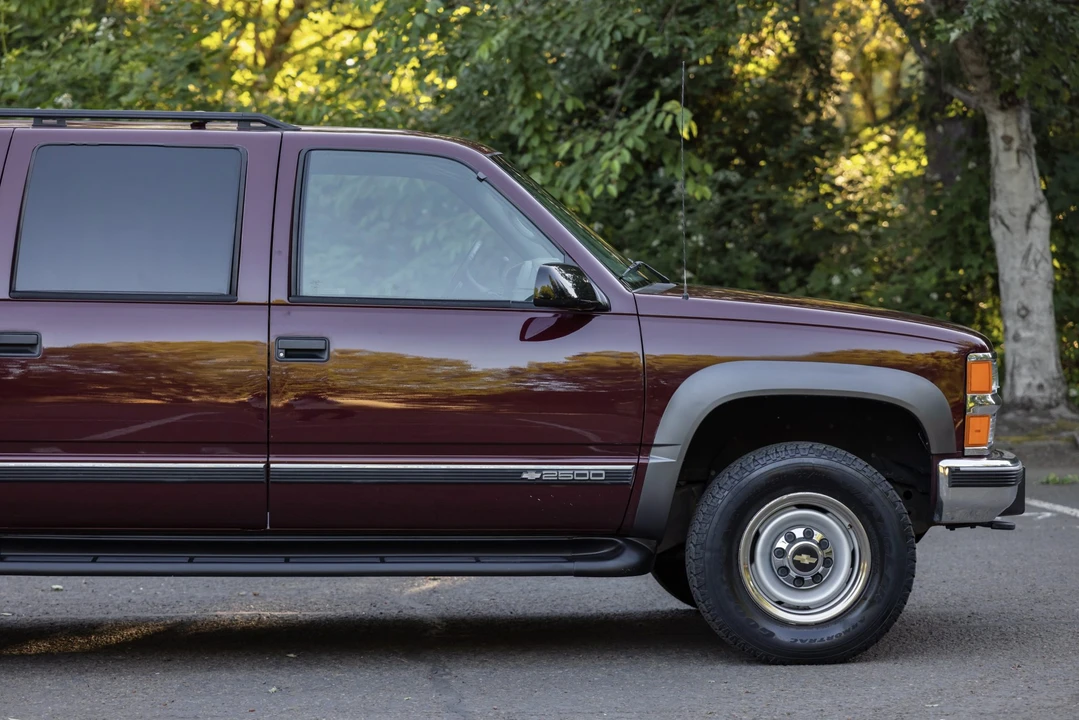 1999 Chevrolet Suburban 8th Gen - Image 25 of 31